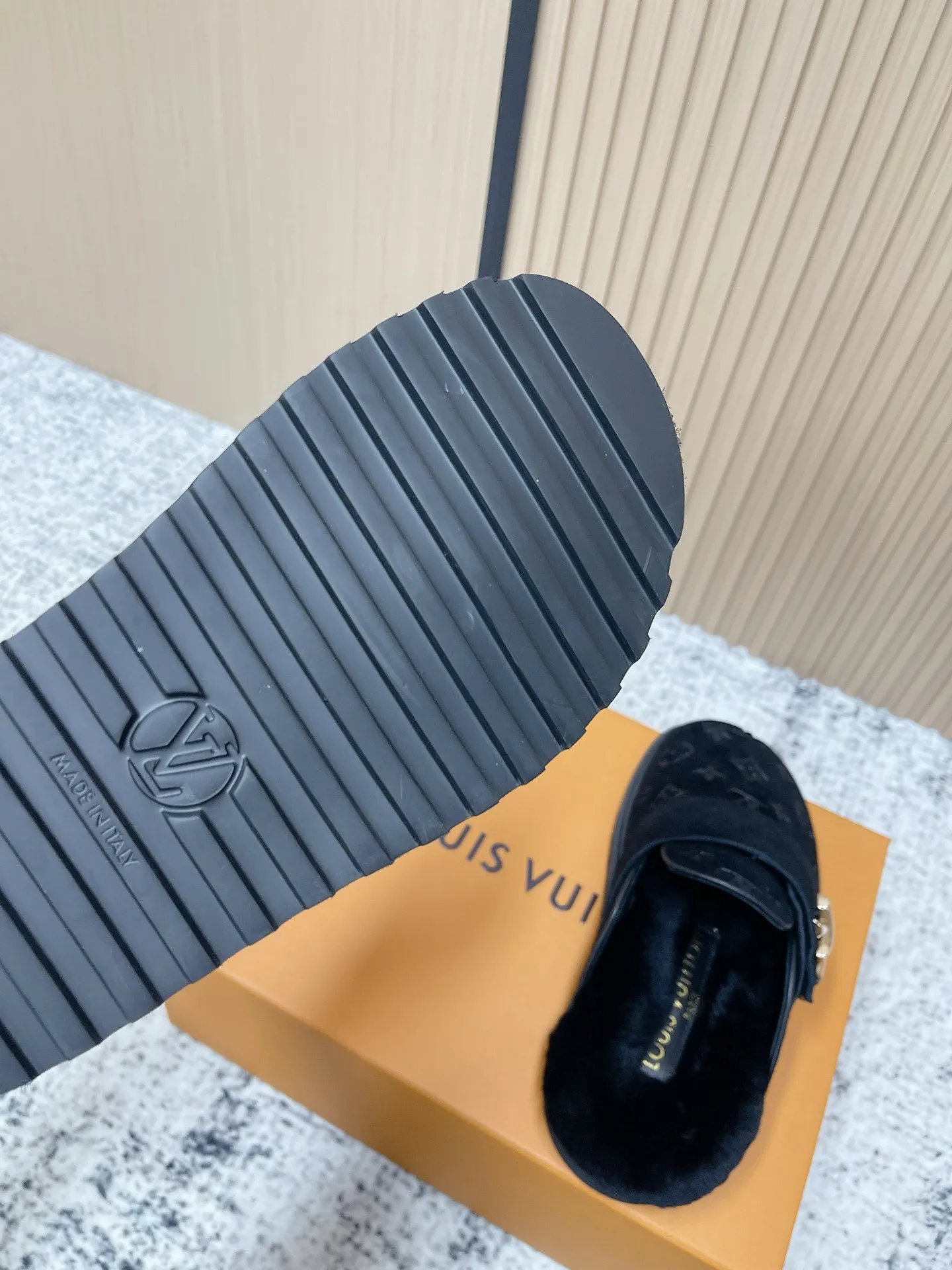 [L Home] P: 500💰 Size: 35-46 (female 40.41, male 45 46 custom-made) Top version Louis vuitton Lv top version LV couple's wool slippers New couple's Birkenstock slippers Cute and loveable, the foot feel is not too good Simple and high-end Sling-hee design Ready to wear and go Good news for lazy people Upper imported cowhide/imported old floral cloth Original hardware buckle, original molded high-density foam outsole. Fabric: Yangjing/classic jacquard fabric. Lining: imported wool lining. Sole: original foam combination sole.